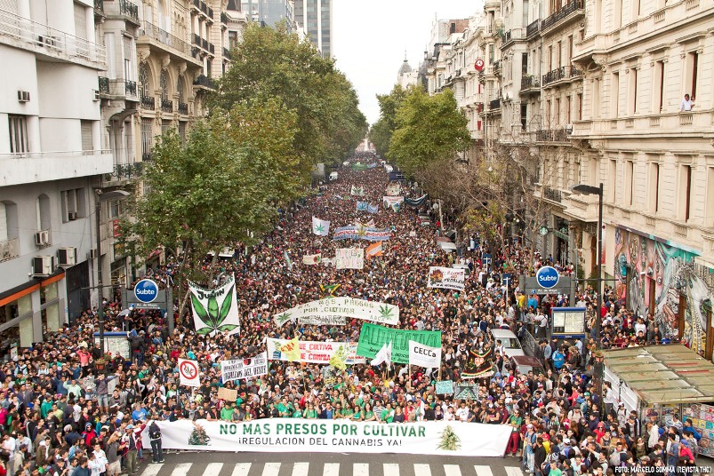 "No Jail for Cultivation -- Regulate Cannabis Now!" 150,000 march in Buenos Aires Saturday (Marcelo Somma/Revista THC)