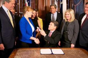 Gov. Perry signs unemployment drug testing bill. (governor.state.tx.us)