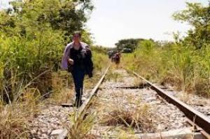 Salvadoran refugee walking toward the US border. (unhcr.org)
