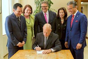 California Gov. Jerry Brown (D) signs landmark legislation essentially ending cash bail for prisoners awaiting trial. (Facebook)