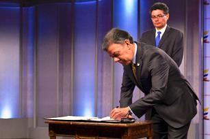 Colombian President Santos signs medical marijuana decree today. (colombia.gob)