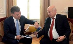 Colombian President Santos (l) receives the report from OAS head Insulza in Bogota Friday (oas.org)