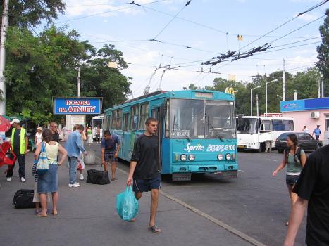 Oberleitungsbusbahnhof in Simferopol (user Cmapm via Wikimedia)